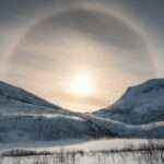 Halo-Effekt im Winter mit Schneebedeckten Bergen