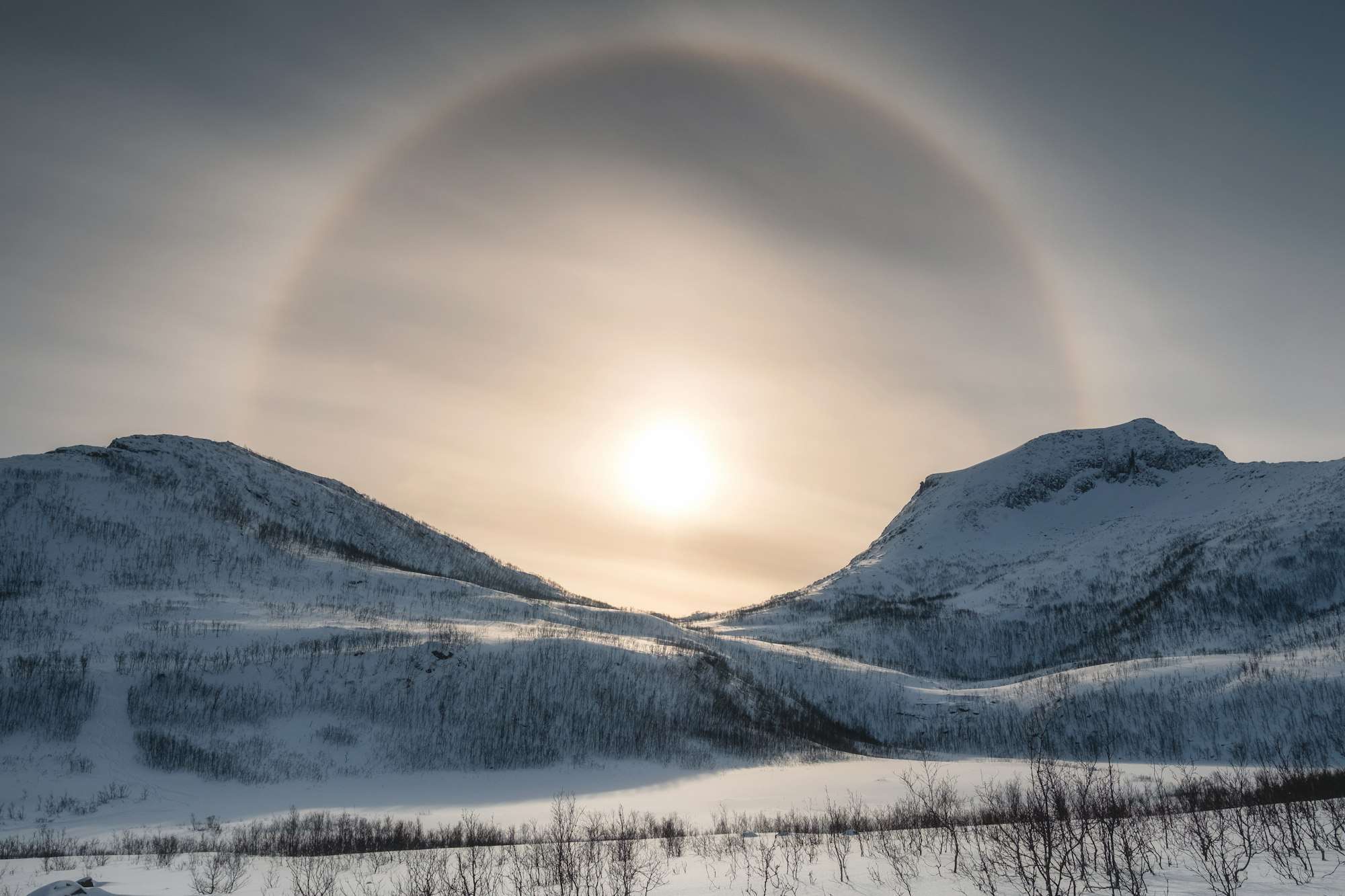 Halo-Effekt im Winter mit Schneebedeckten Bergen